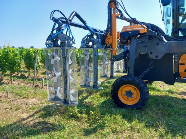 Pulvérisateur dans les vignes