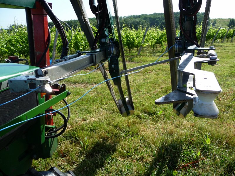 agrafeuse : vue du système de dépose d'agrafes sur le fil déroulé par la machine